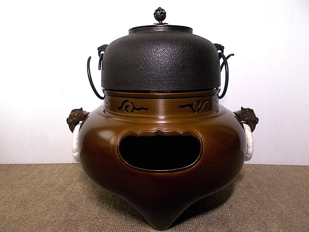 未使用保管品 四代/釜師:菊池正直 和鉄/砂鉄/茶釜 唐銅切合鬼面風炉 共箱
