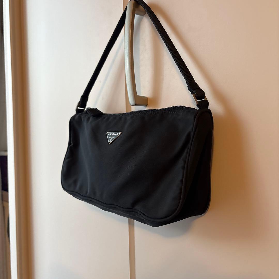 PRADA プラダ　アクセサリーポーチ ブラック ナイロン 三角ロゴ　黒