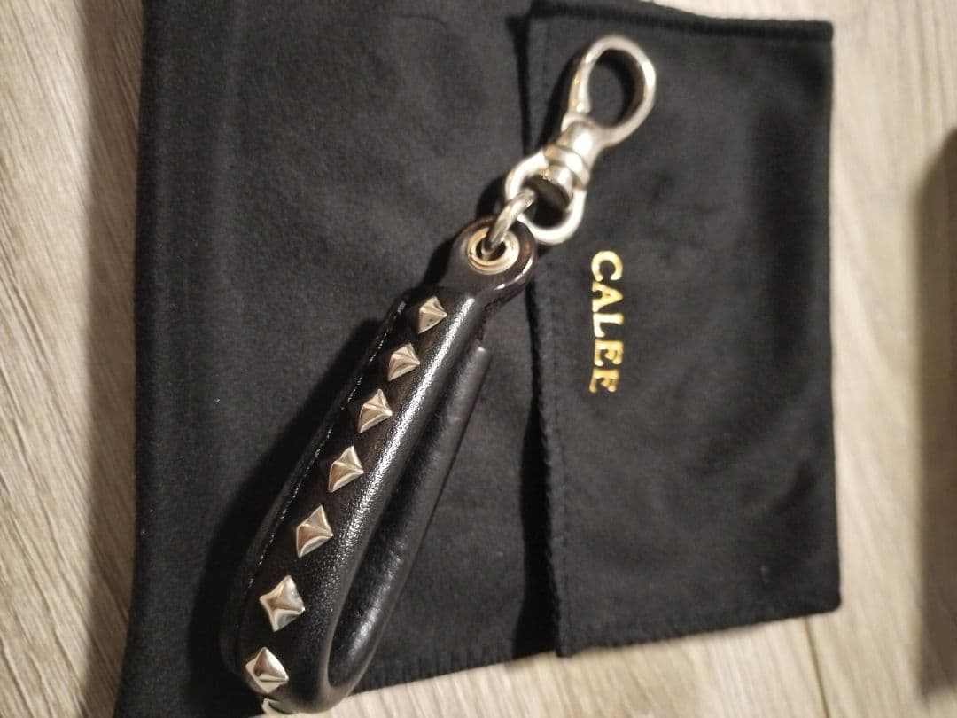 CALEE 　キャリー　スタッズ付き本革キーホルダー