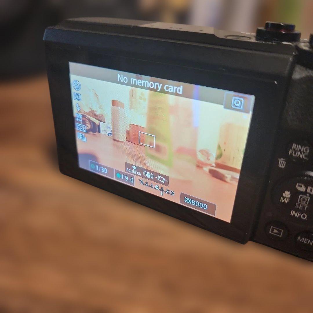 Canon PowerShot G7X Mark II 本体と充電器