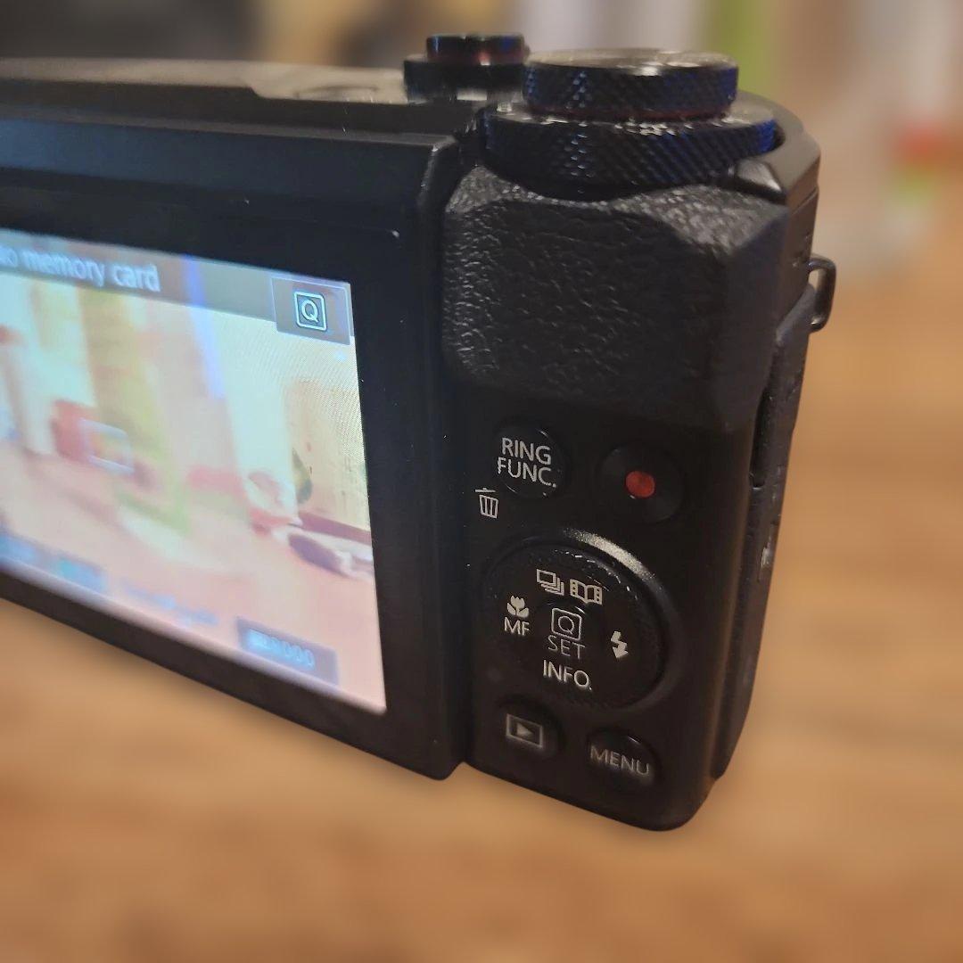 Canon PowerShot G7X Mark II 本体と充電器