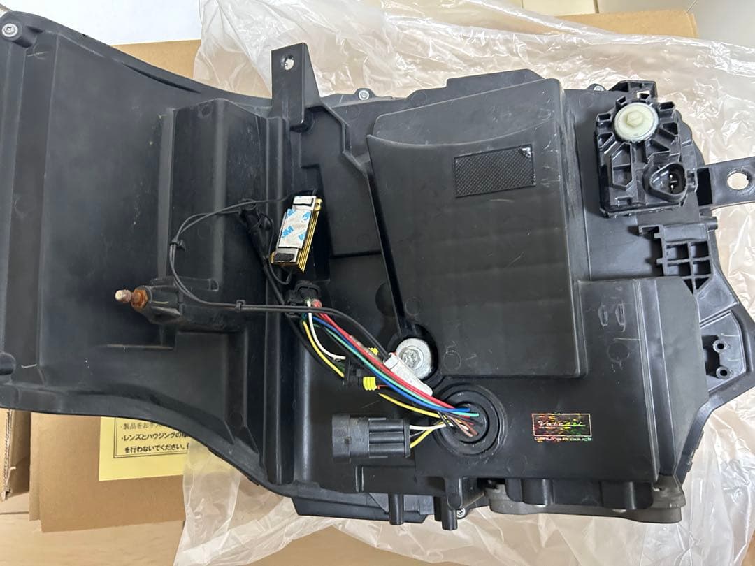 ハイエースヘッドライト Valenti(ヴァレンティ) 6眼