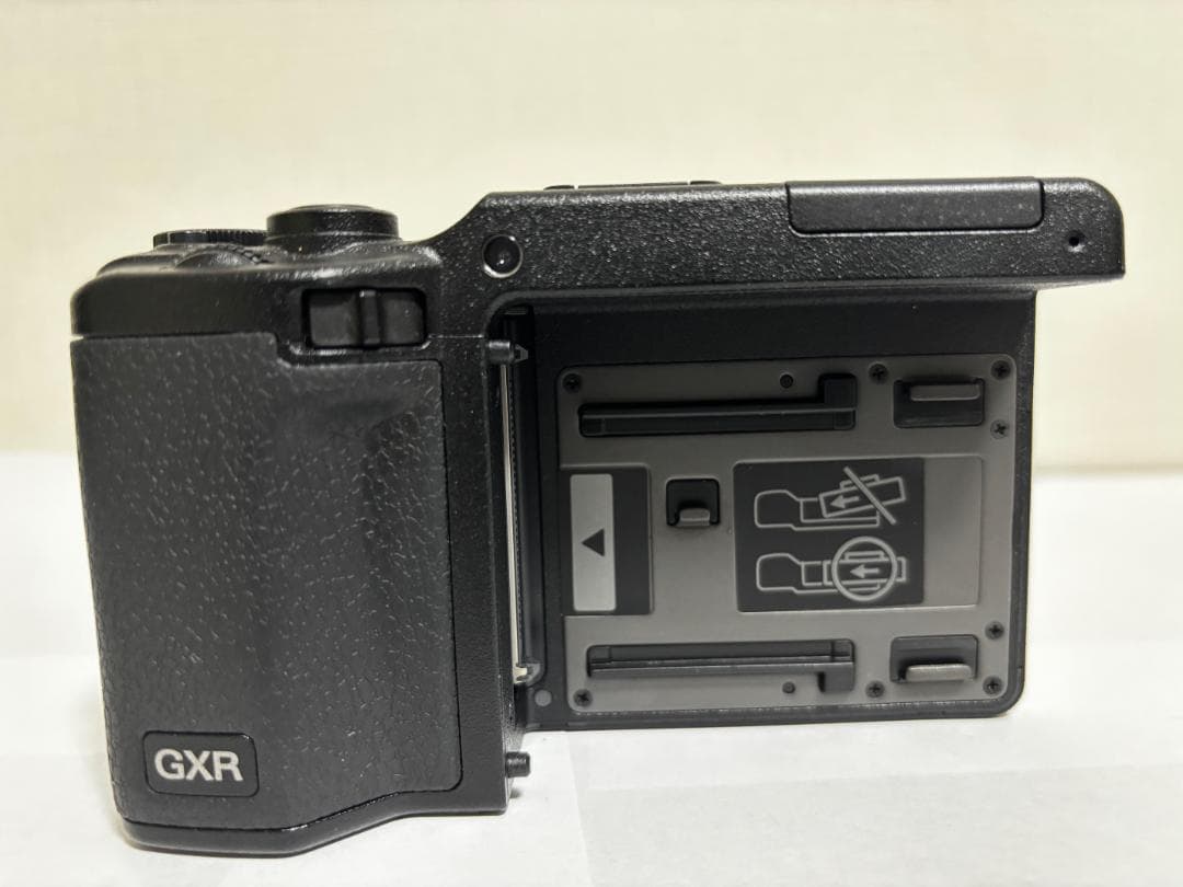 【美品・元箱付き】RICOH GXR +P10+自動開閉式レンズキャップ