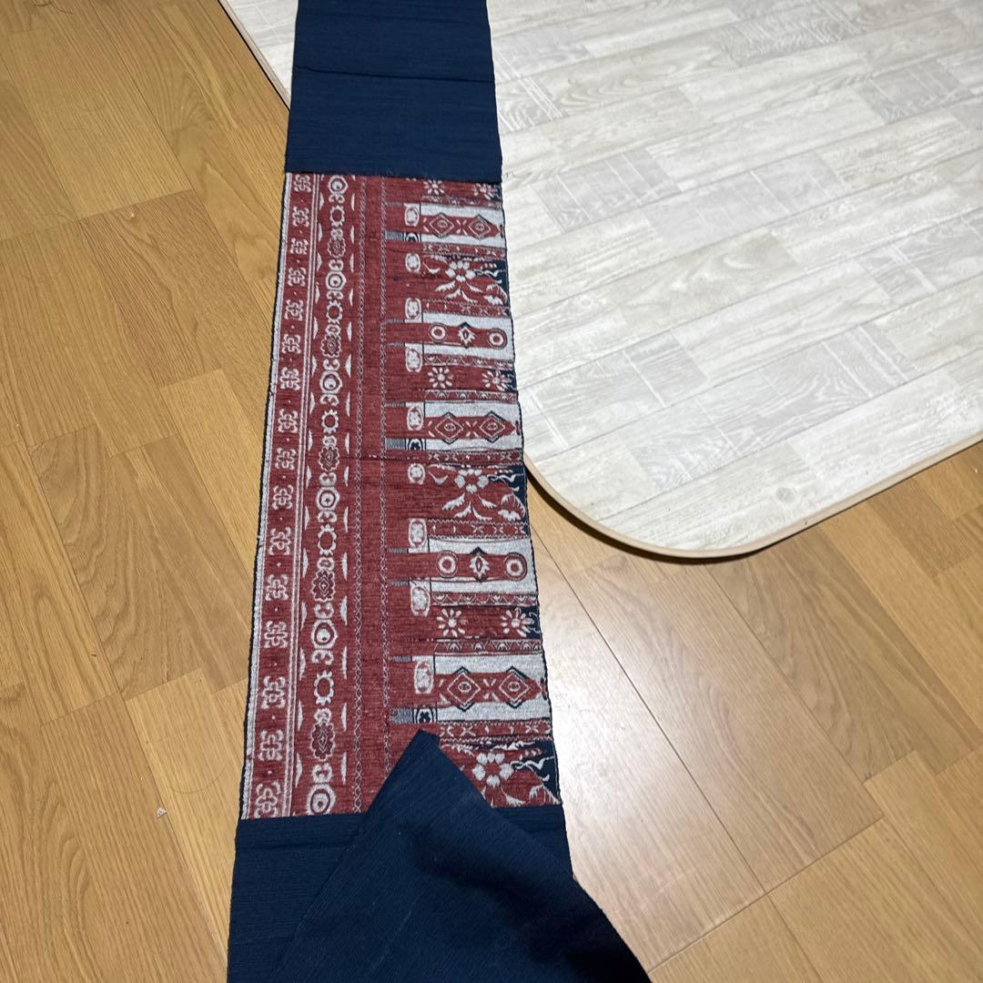 ネイビーブルーの花柄テーブルランナー