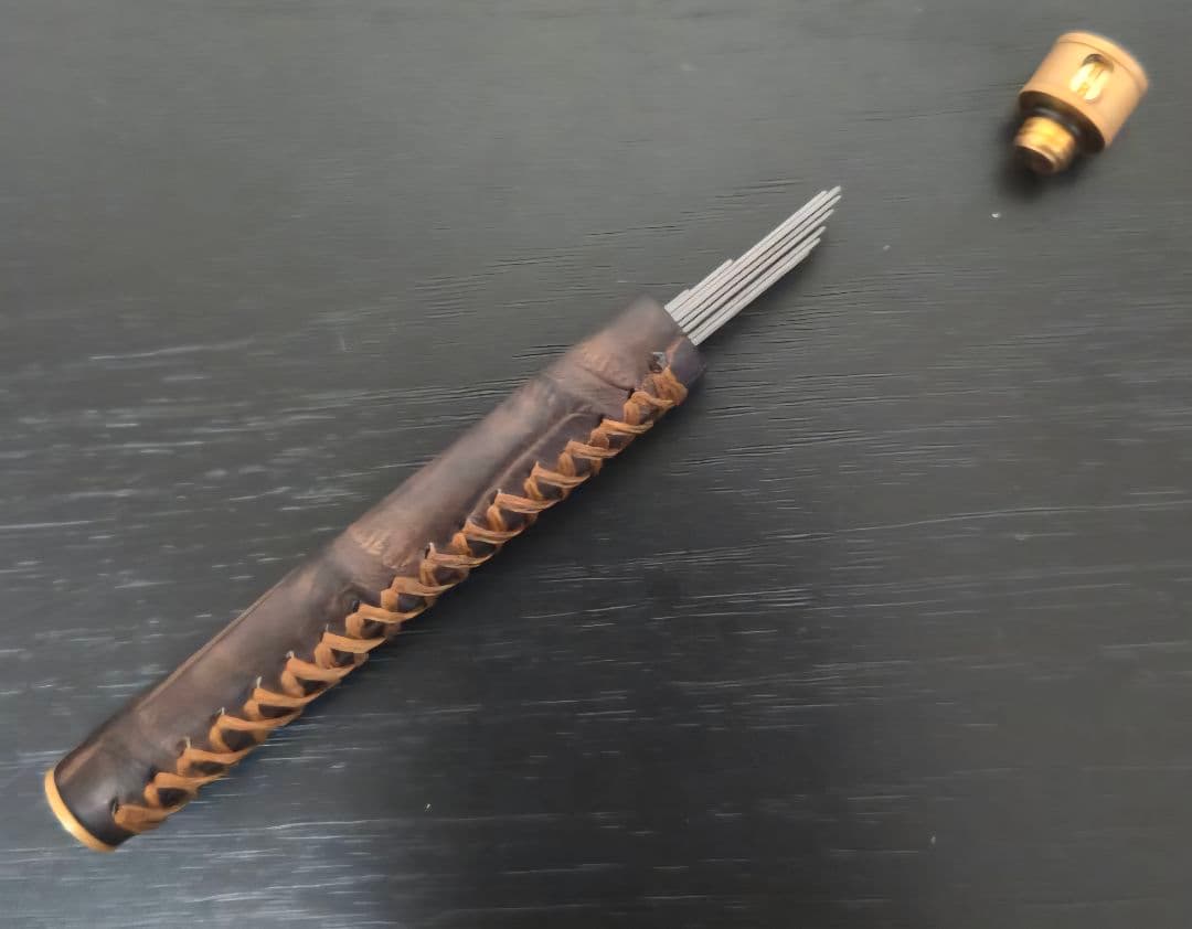 Schicksal 硬度表示窓付き 革軸芯ケース クロコダイルダークブラウン