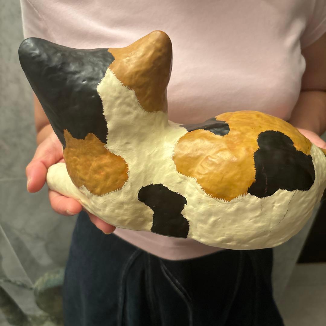 ヴィンテージ　手描きの瞳が美しいジブリ映画に出てきそうな三毛猫の陶器オブジェ