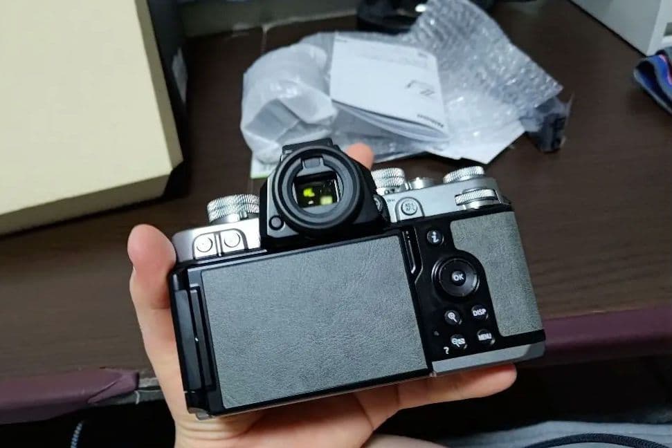 Nikon　zf 40mm f/2 SE レンズキット　シルバー　ストーングレー