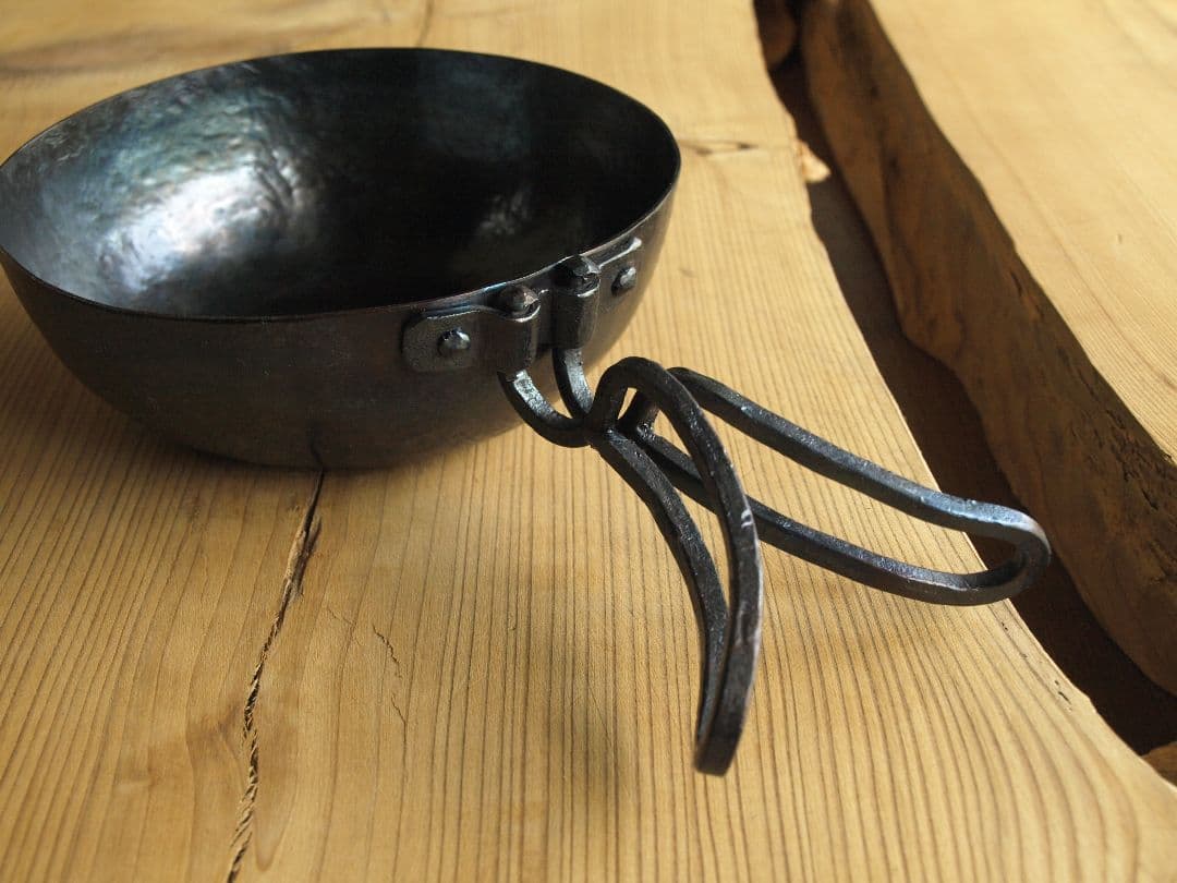 鍛造ラウンドカップ１６０折り畳み式五徳セット版　ソロキャンプ焚き火キャンプギア