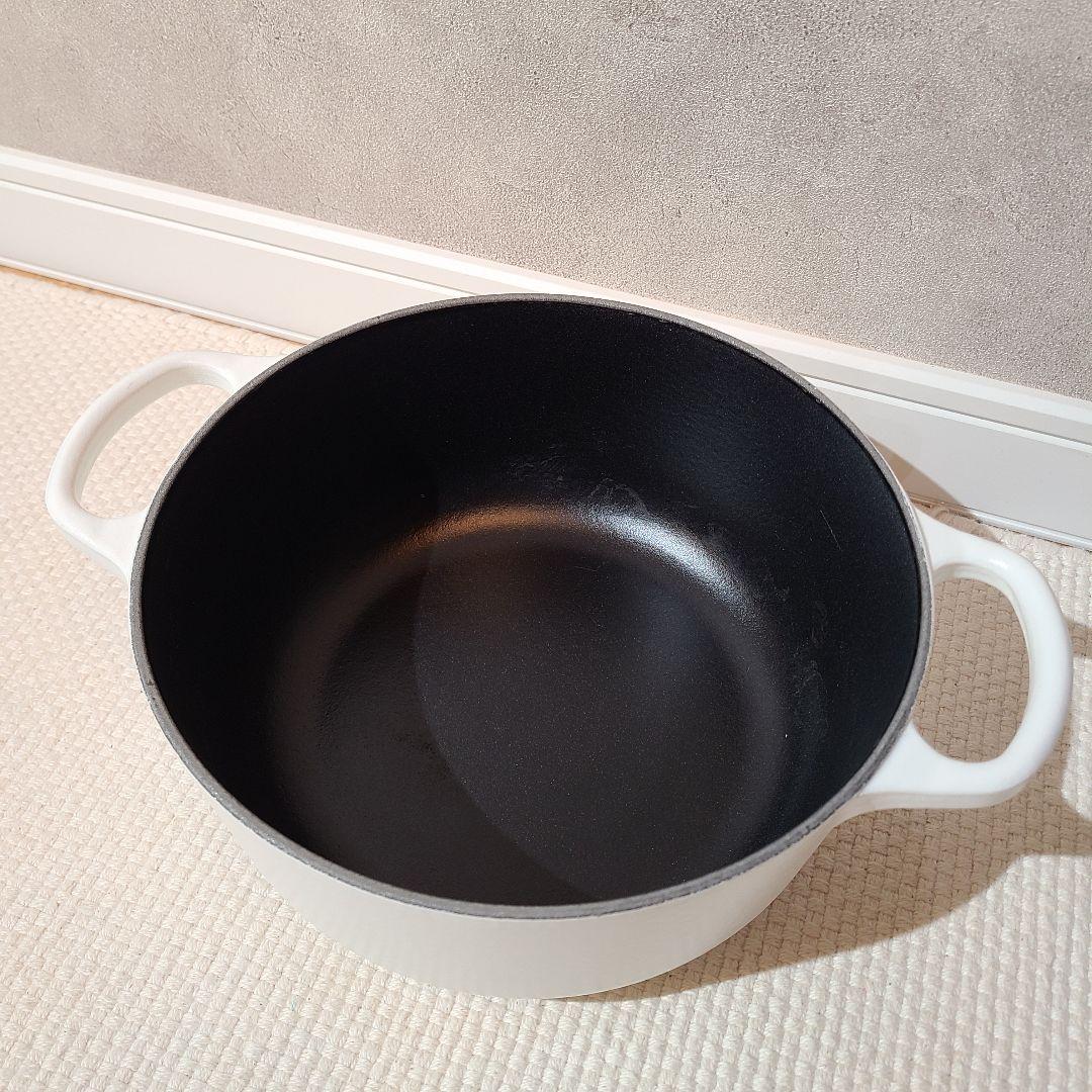 ルクルーゼ　ココットロンド　20cm　レースレリーフ　コットン 　カッパーツマミ