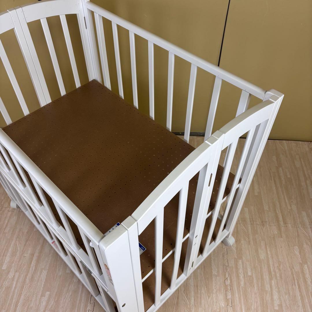 ☆除菌清掃済☆　☆綺麗☆　カトージ　ミニベッド　折りたたみ　ホワイト　扉開閉式