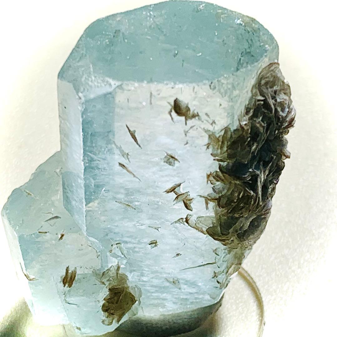 透明感と存在感あるアクアマリン柱状標本/モスコバイト付き