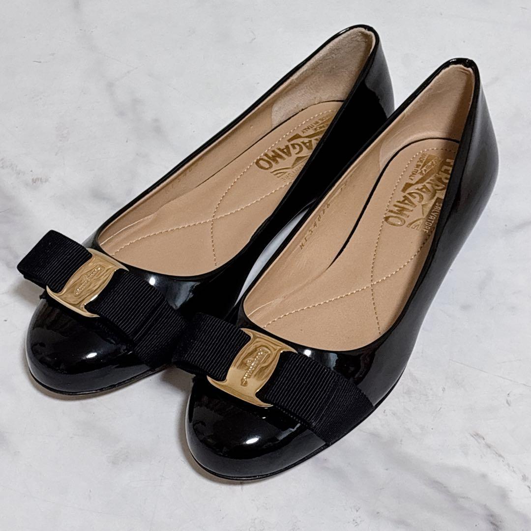 極美品 フェラガモ ヴァリナ バレエシューズ ヴァラ リボン エナメル ブラック