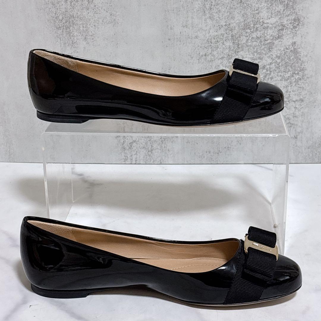 極美品 フェラガモ ヴァリナ バレエシューズ ヴァラ リボン エナメル ブラック