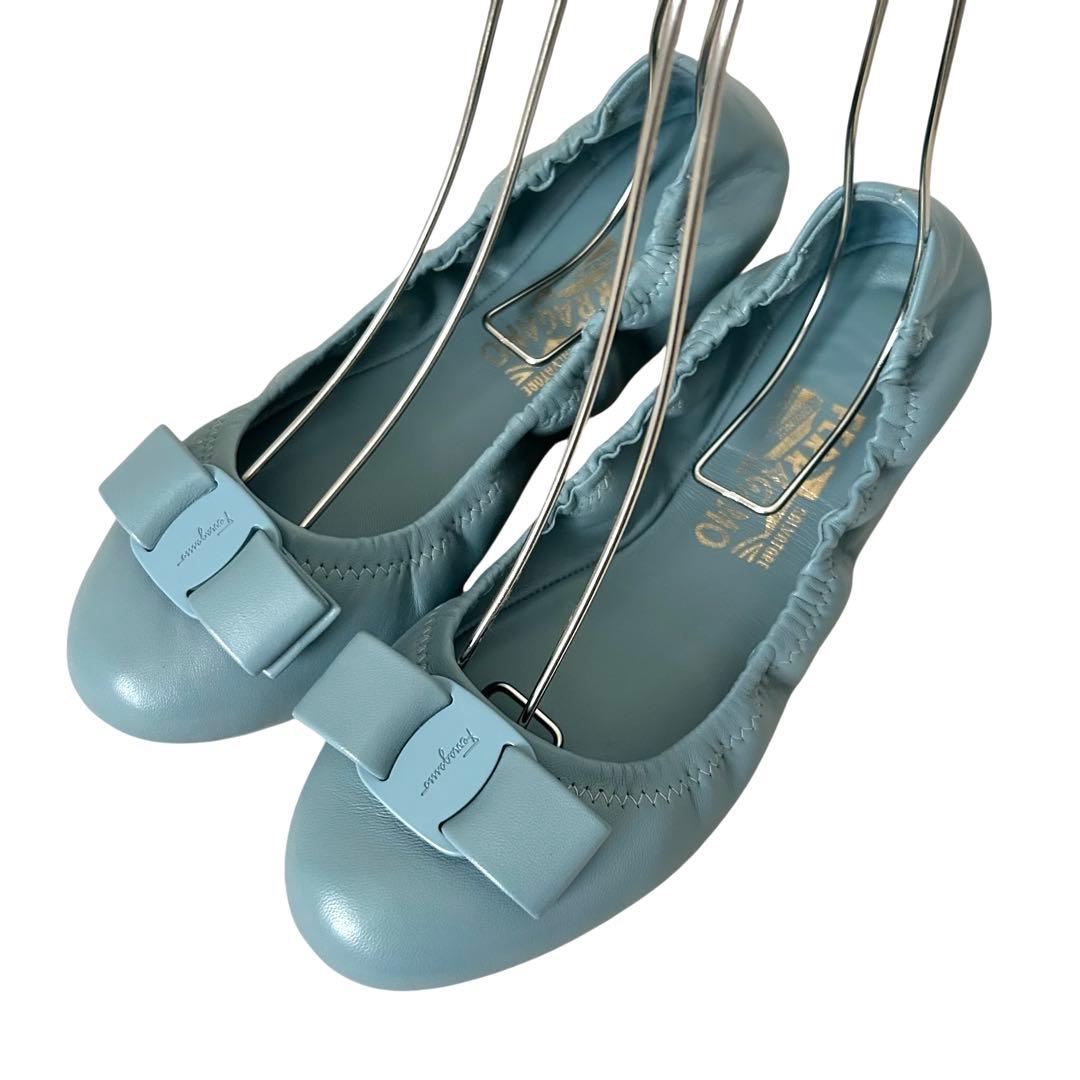 美品 サルヴァトーレ フェラガモ フラットシューズ ヴァラリボン 24cm