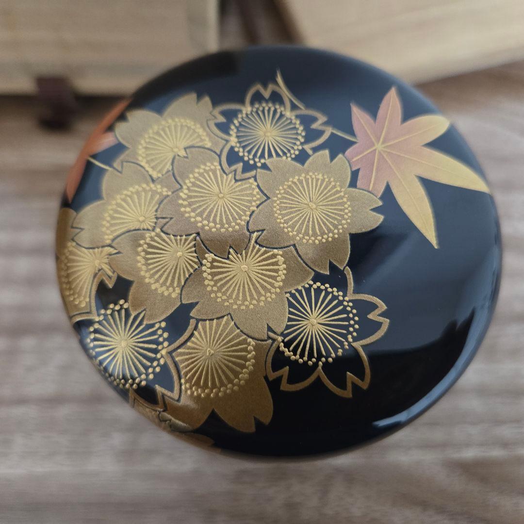 黒い木製棗 金色の花模箱付き