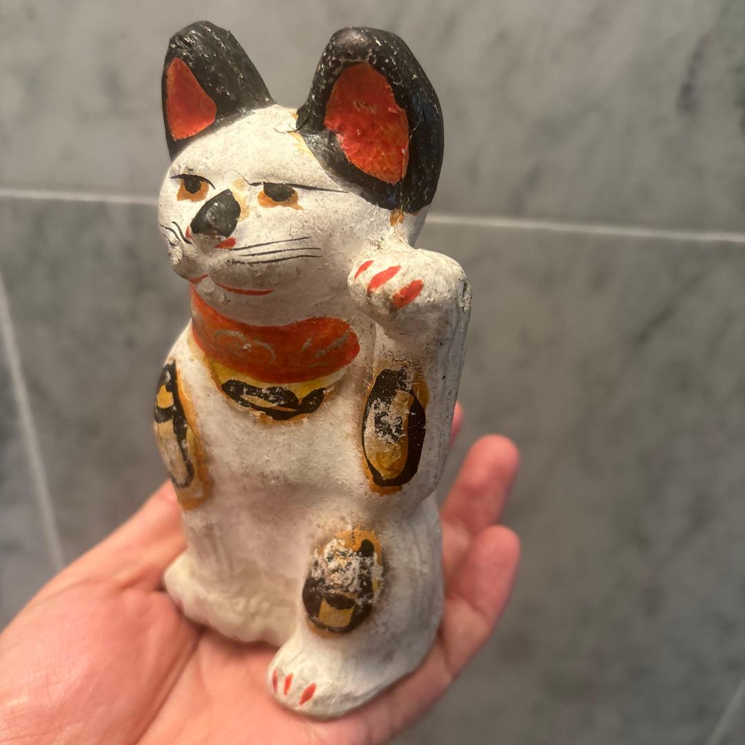 アンティーク三河土人形　手描きの美しい瞳やおヒゲ、色彩が美しい招き猫
