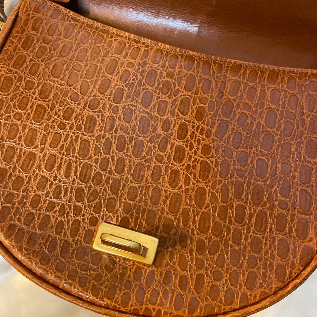 valentino garavani オールレザーショルダーバッグ ハーフムーン