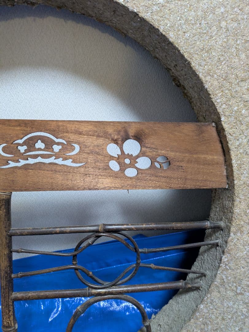 土壁の丸型飾り窓