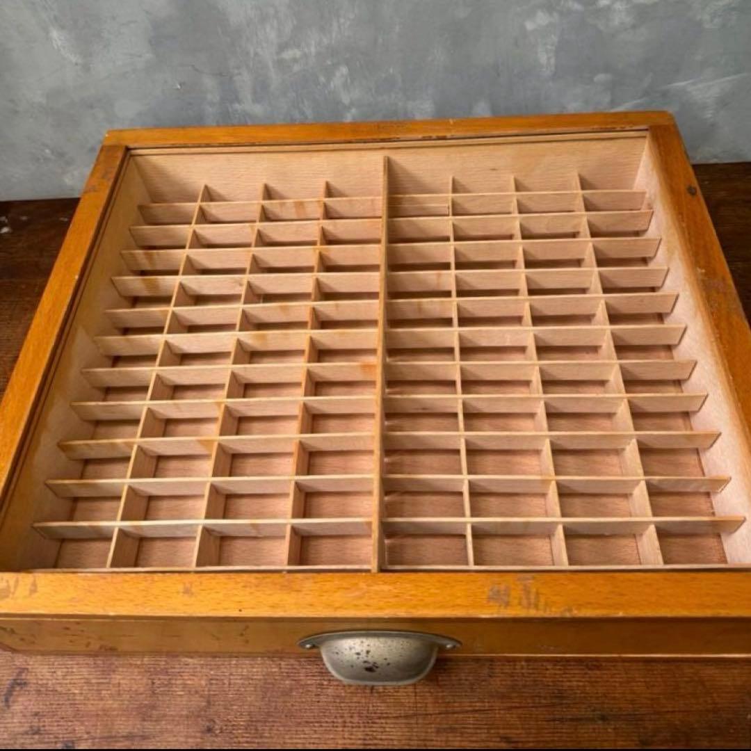 アンティーク イニシャルテープの木製棚、小分け引き出し、ディスプレイボックス