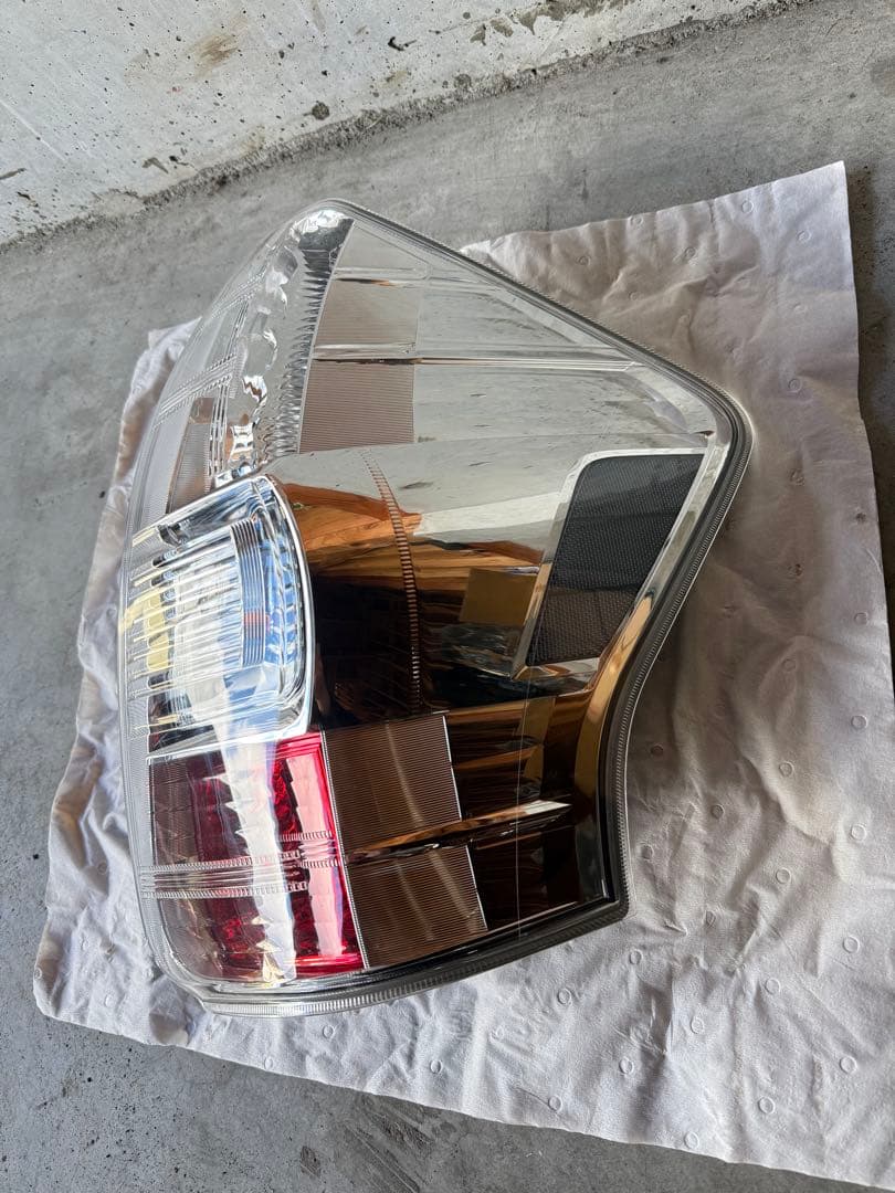 40系プリウスα前期　テールランプ左右セット寒冷地仕様