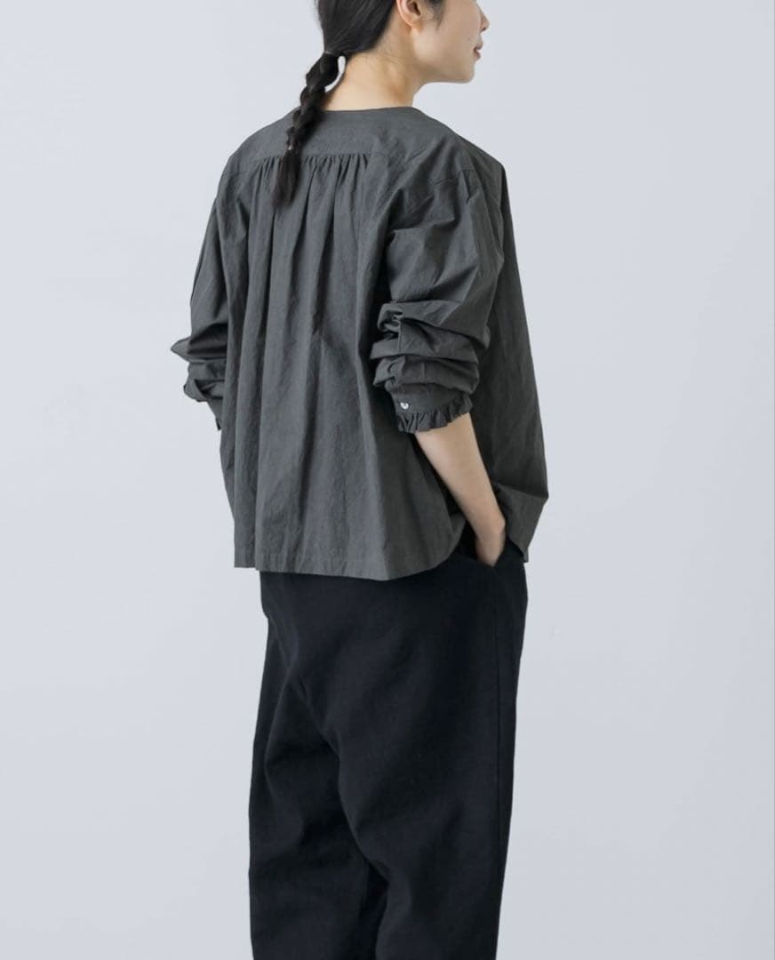 かぐれ　コットンリネンフリルブラウス　CHARCOAL