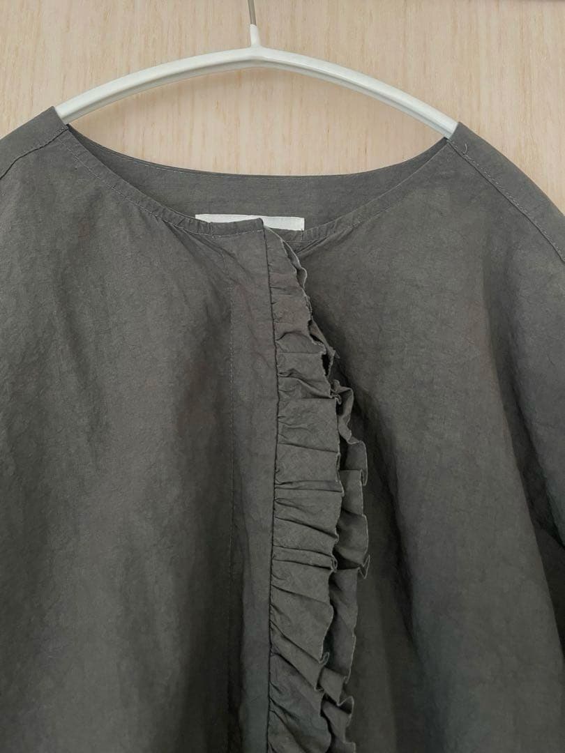 かぐれ　コットンリネンフリルブラウス　CHARCOAL
