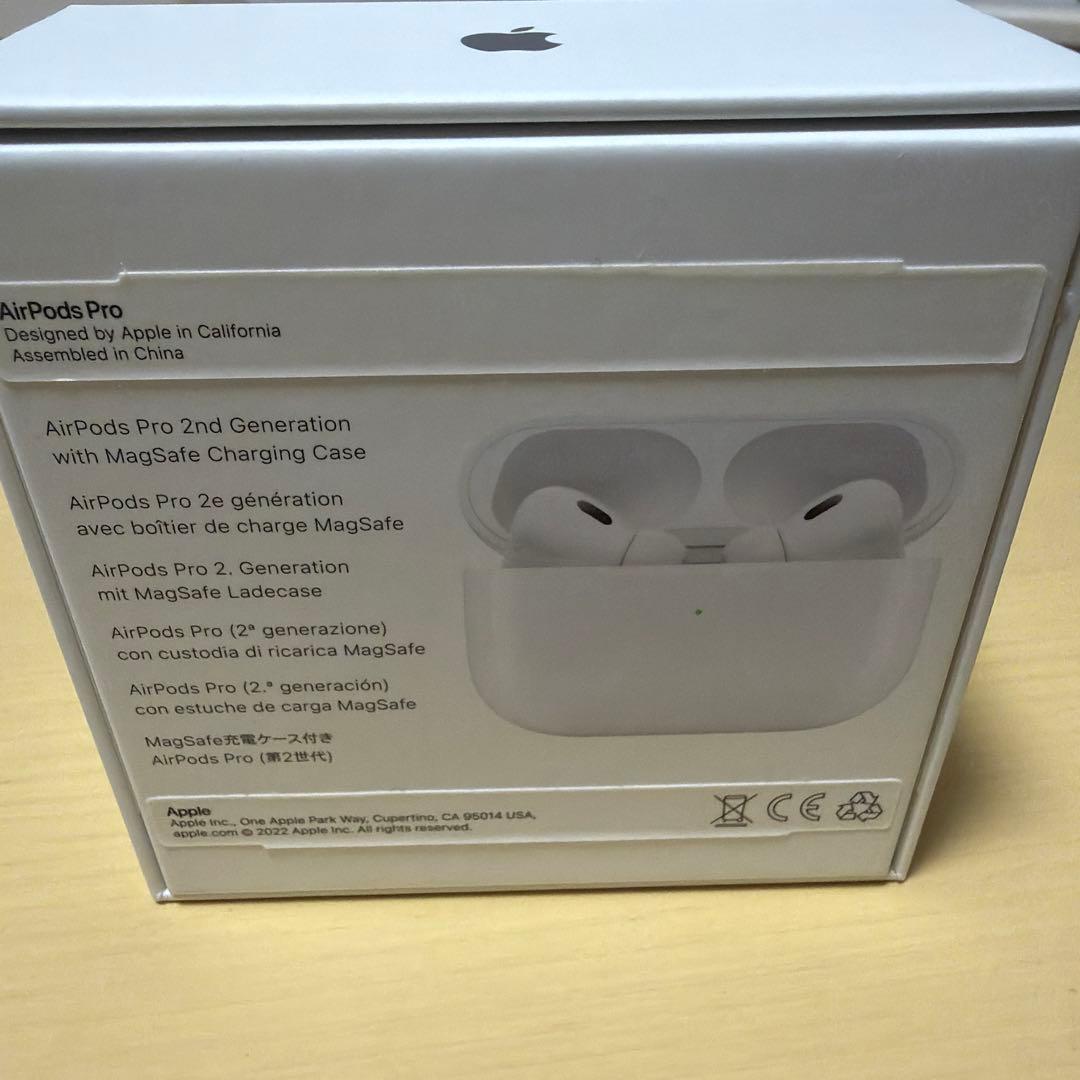 AirPods Pro第2世代のホワイトワイヤレスイヤホン、箱、充電ケース付き。