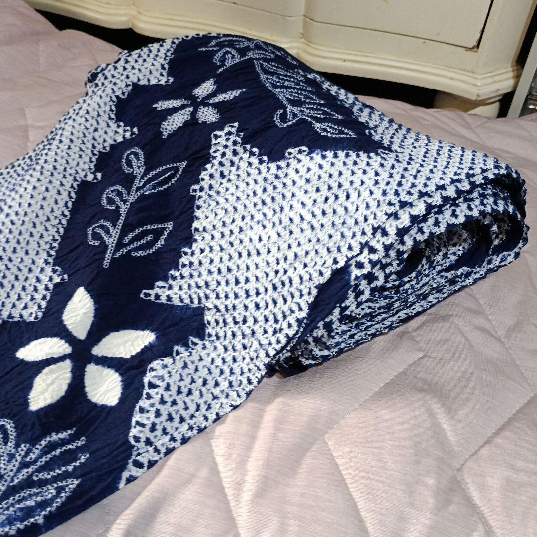 有松絞り、伝統的な浴衣反物 紺色と白の花柄