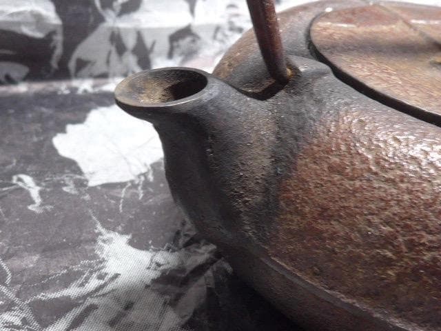 小振の南部鉄器の鉄の急須です。装飾性のあるものです