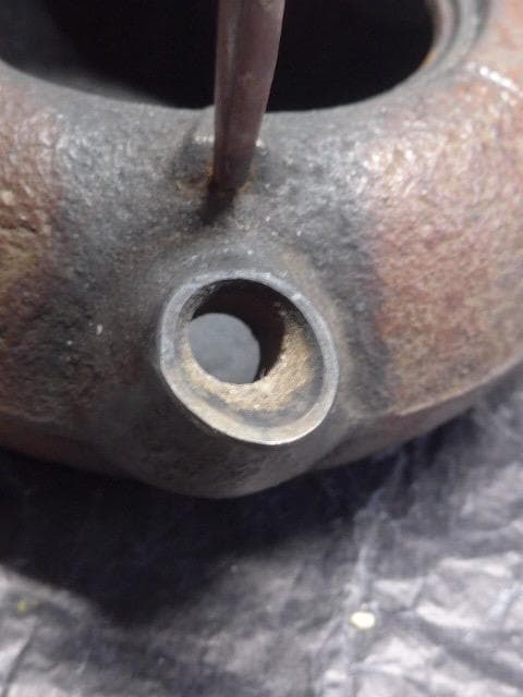 小振の南部鉄器の鉄の急須です。装飾性のあるものです