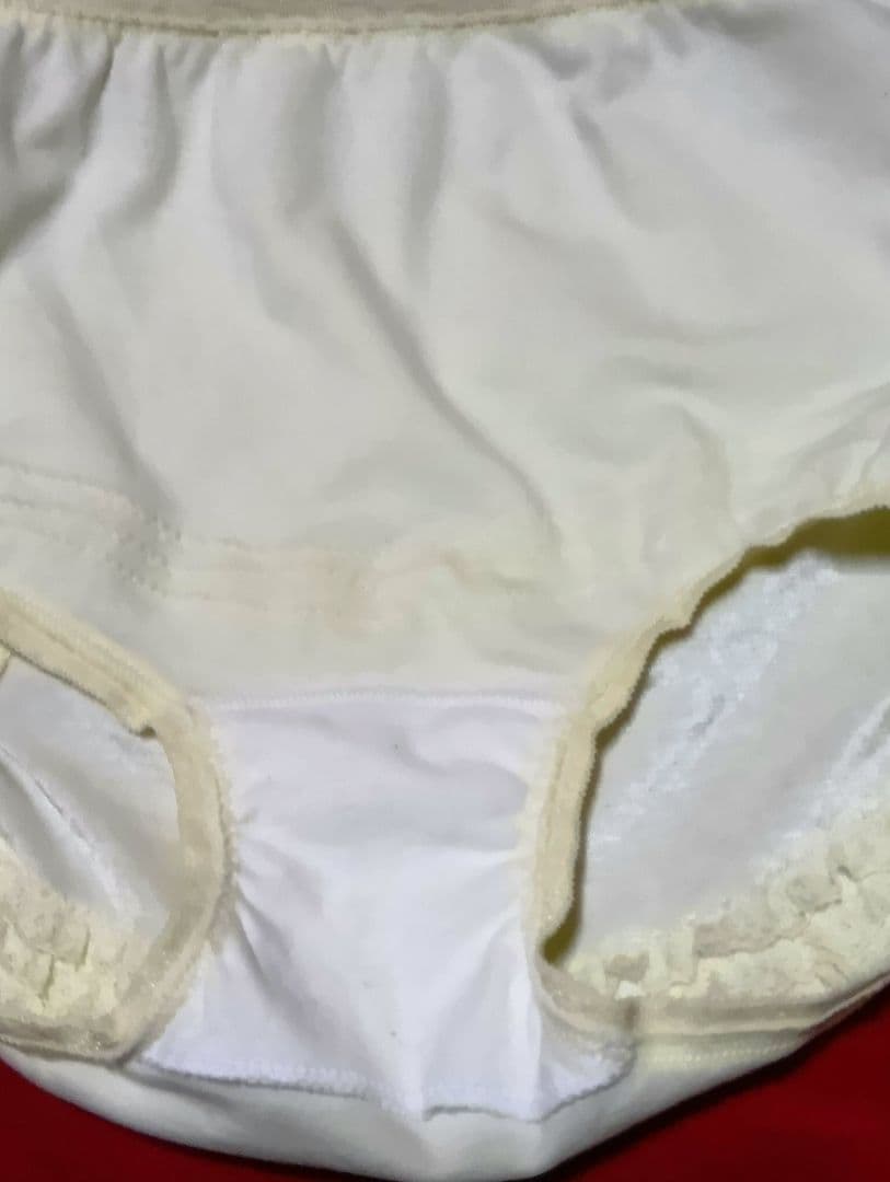 ellesse　クリーム色 Lサイズのフリル付き アンダースコート