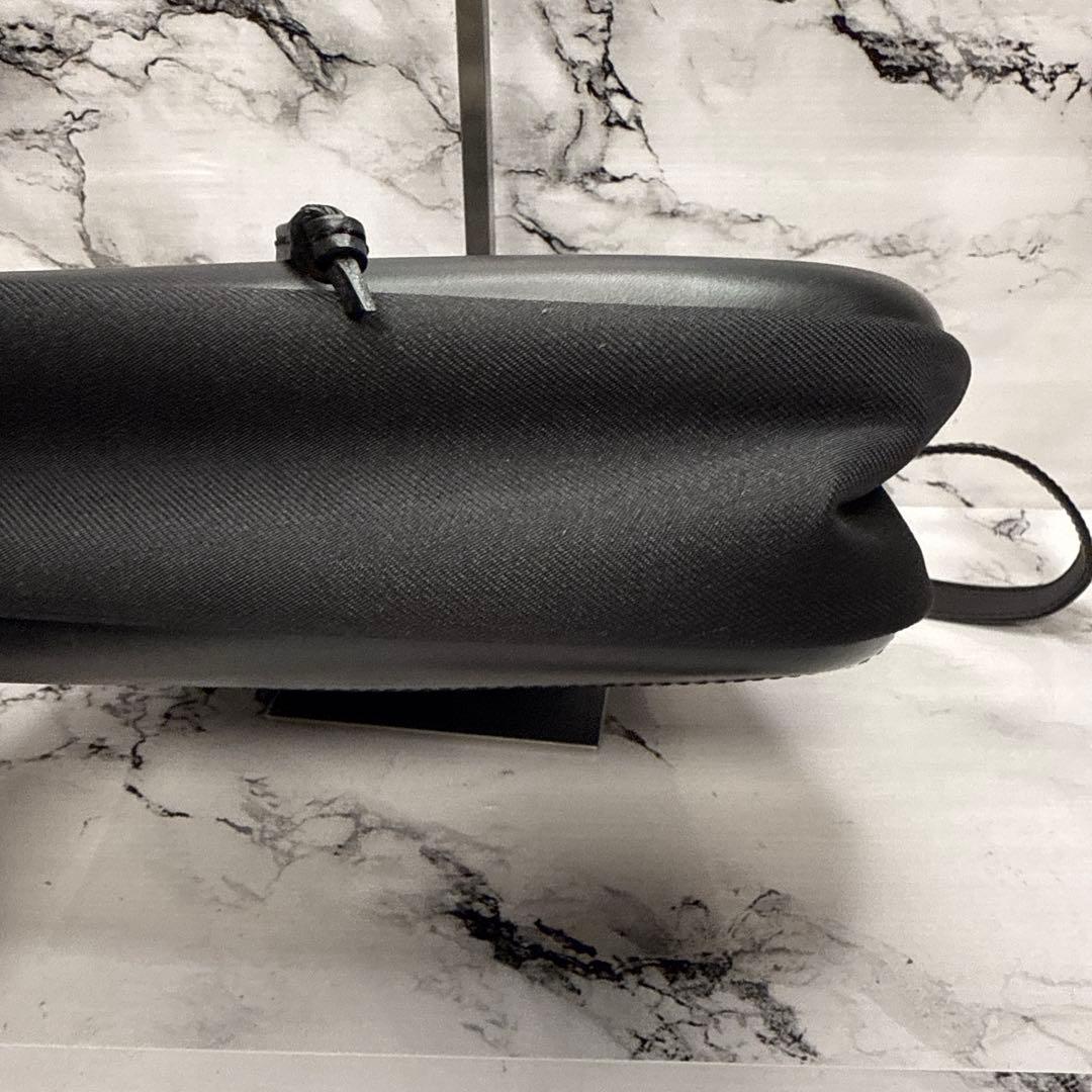 (美品)大人気、ハンティングワールド、ショルダーバッグ、巾着タイプ、男女兼用、黒