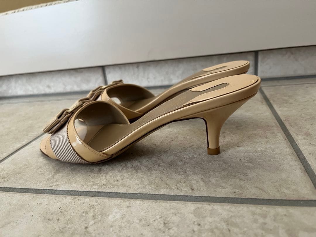 Ferragamo ベージュリボンミュール