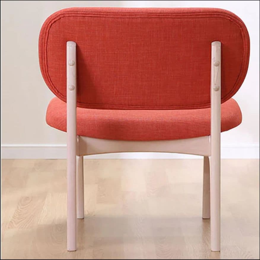 オレンジ色の1人掛けソファ