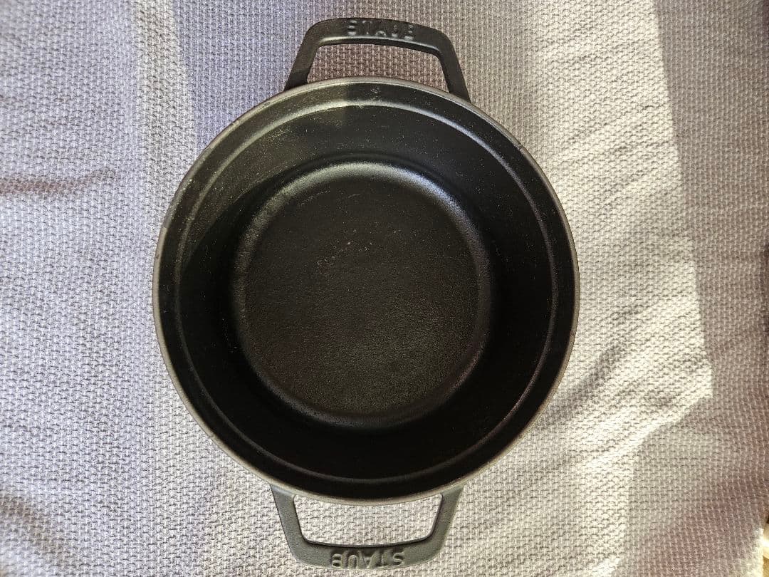 STAUB 鋳鉄製 22cm ココット黒