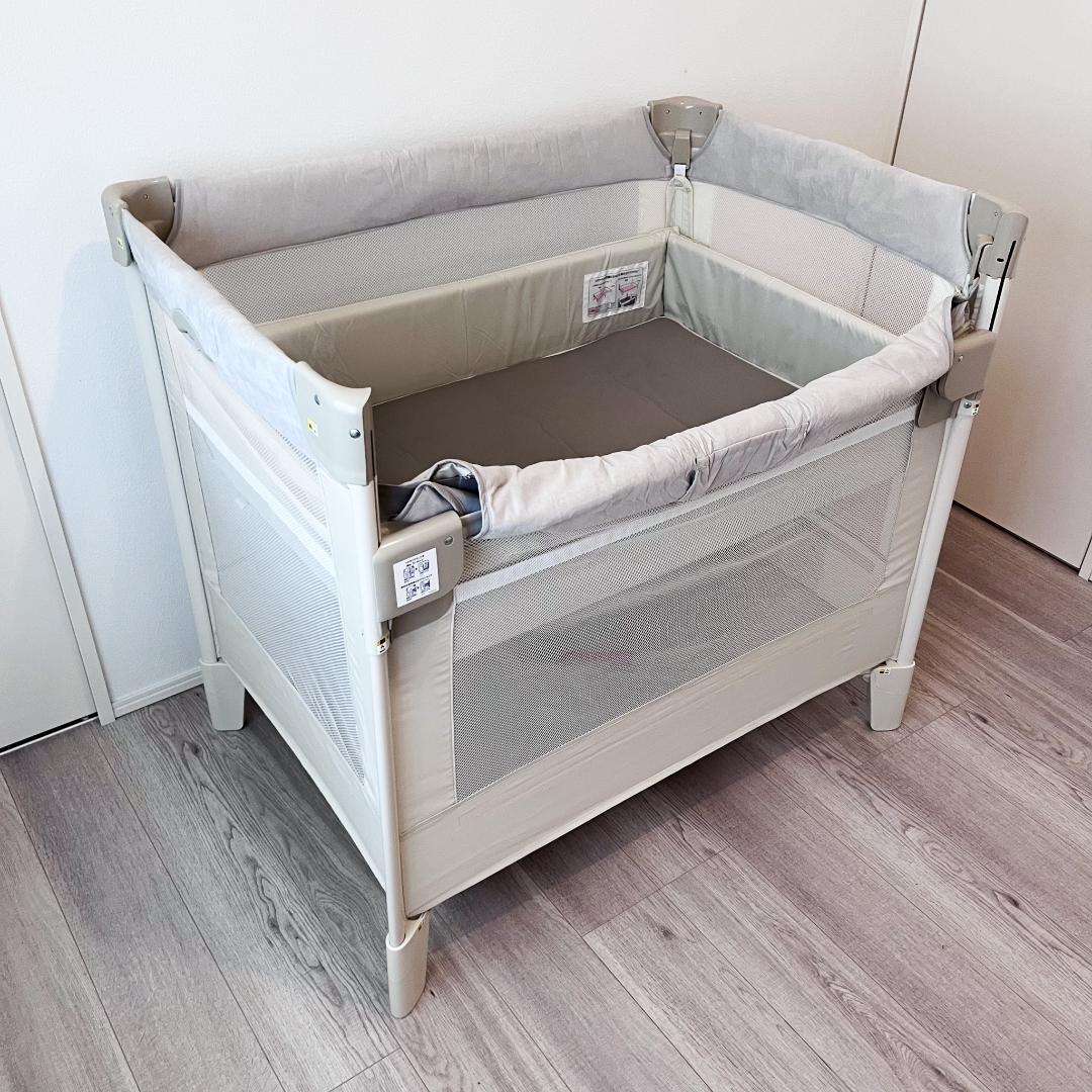 【美品】Apricaベビーベッド ココネルエアープラスABホワイトベージュ