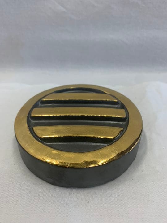 丸の内に三つ引き　金焼物　家紋