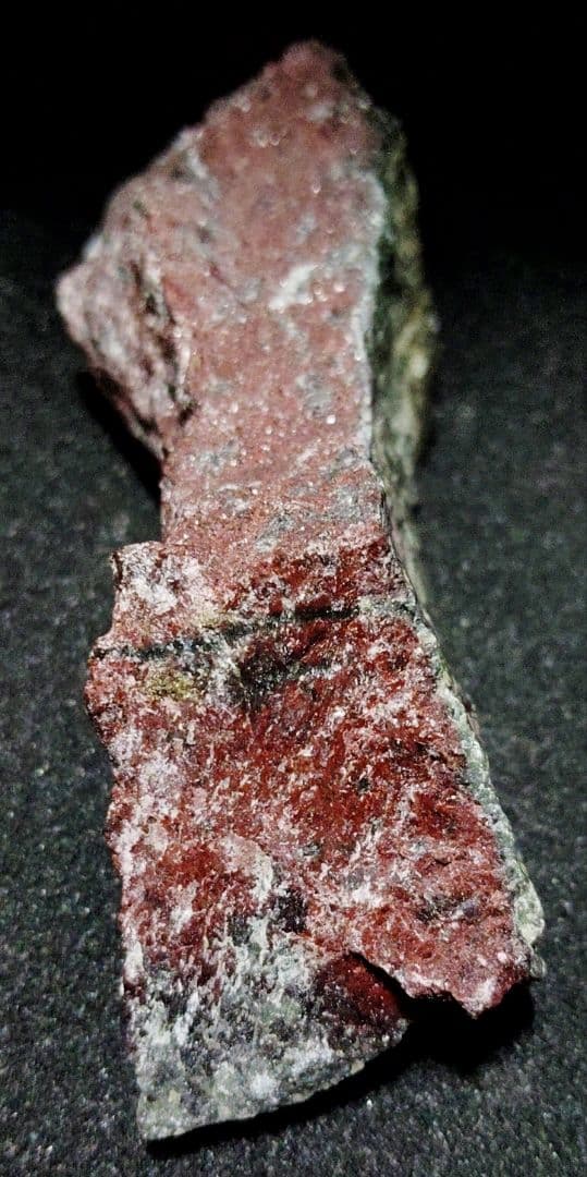 ★サーペンティン原石★赤蛇紋岩【入りコン沢・カチ割・110ｇ】