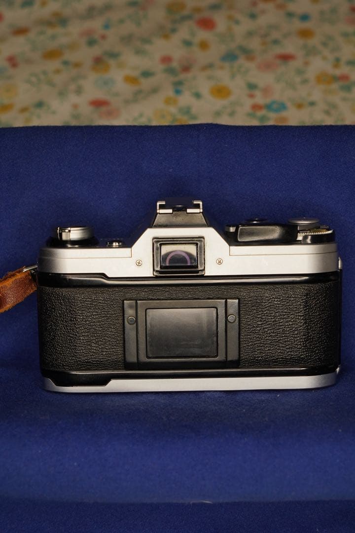 Canon AE-1 ￼ボディとストラップのみ