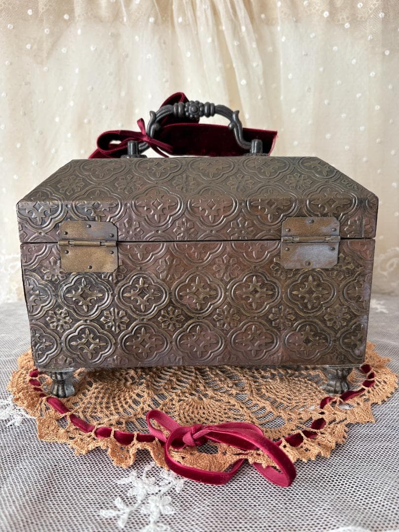 ✨最終出品✨レトロな取っ手付き金板張りボックス　ビスクドール　アンティーク雑貨