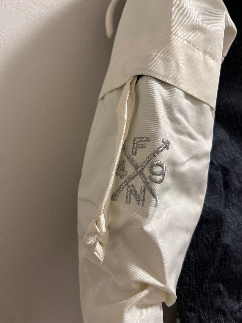 フォーナインズ　スノーボードウェア130センチ