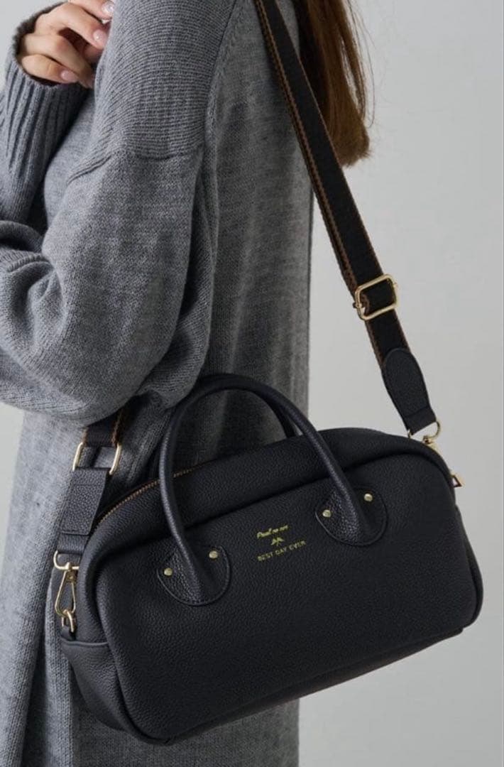 pual ce cin 黒のレザーバッグ ゴールドファスナー付き