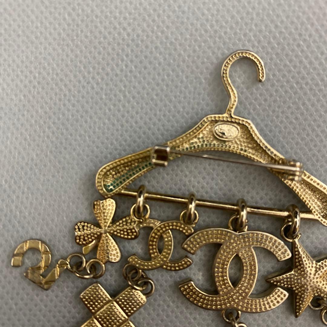 Chanel ブローチ ハンガー　2023 cruise