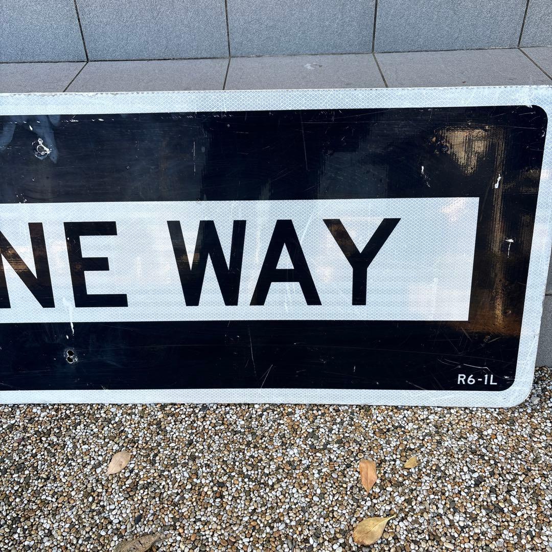 【アメリカ実物】USAロードサイン2枚　ONE WAY&SPEED LIMIT