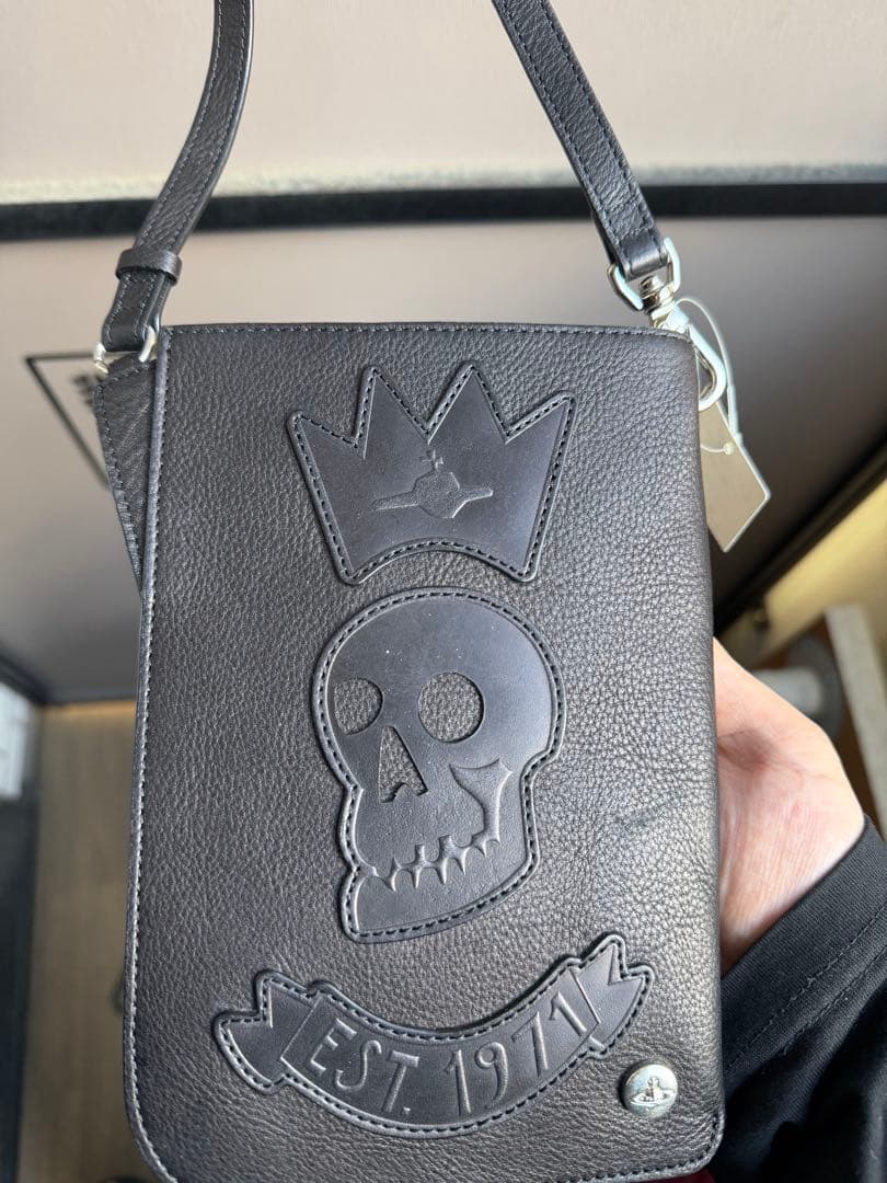 スカルエンブレムのレザーショルダーバッグ