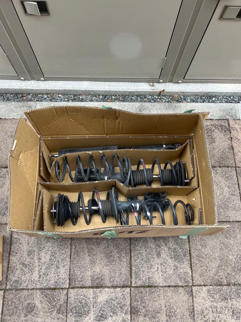 【即購入可】30プリウス 純正サス 1台分