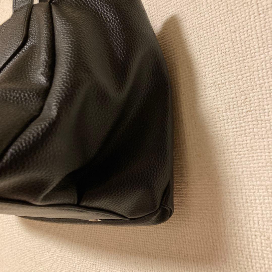 ブラックレザー風ショルダーバッグ