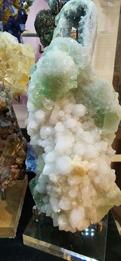 多彩な鉱物結晶コレクション