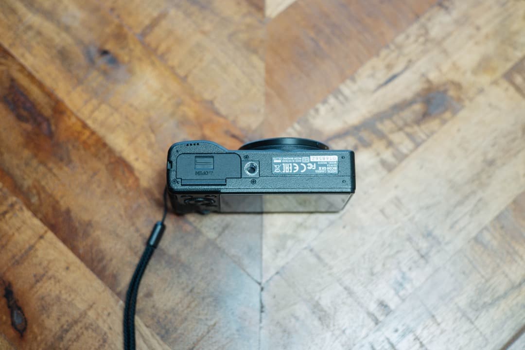 【撮影1714回】RICOH GR III 予備バッテリー＆充電器・ケース付