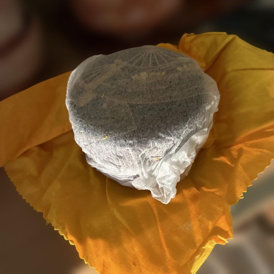 赤色金色装飾の茶碗と木製箱